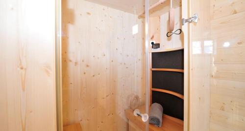 Pokój z prysznicem i drewnianą ścianą w obiekcie Camping Chalet Salten w mieście Jenesien