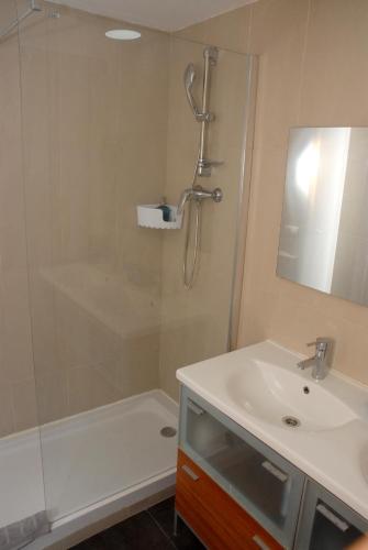 a bathroom with a shower and a sink and a tub at Apartamento Montroig 3 Ático in Sitges