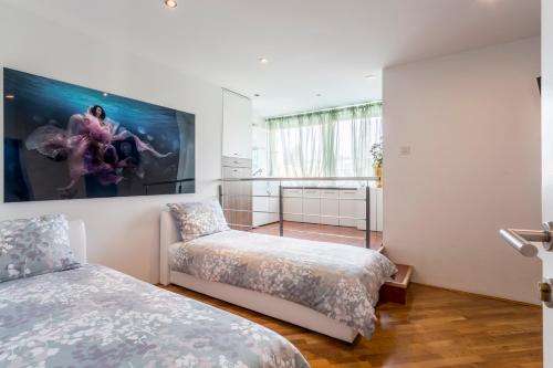 1 dormitorio con 2 camas y una gran pintura en la pared en Dreams Apartment Bacvice en Split