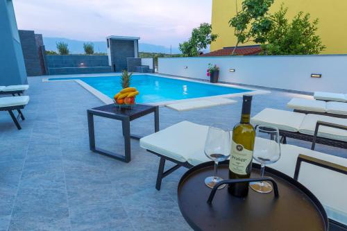 Lucky Luke Pool Apartments