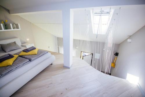 Un dormitorio con una cama con almohadas amarillas. en Apartment 63 - 1, en Zagreb