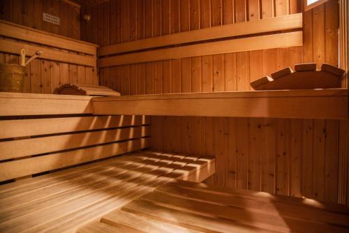 an empty sauna with wooden walls and wooden floors at Hotel 't Paviljoen in Rhenen