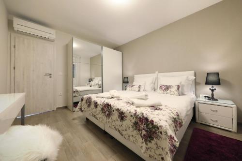 Posteľ alebo postele v izbe v ubytovaní Luxury Majpruz Suites