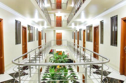 a spiral staircase in a building with plants at Hotel Challaca in Ica