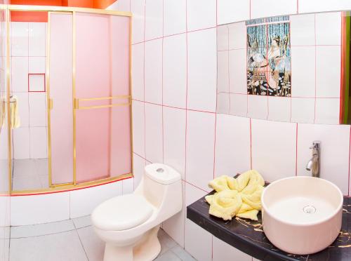 een badkamer met een toilet en een wastafel bij Hotel Challaca in Ica