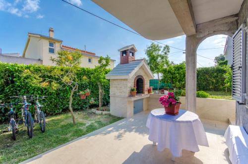 Holiday apartment with garden