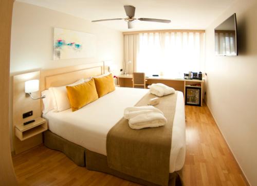 um quarto com uma cama grande e toalhas em Luze Castellana em Madrid