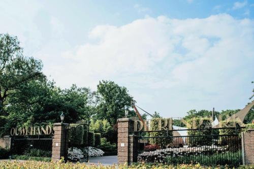 a gate at the entrance to the entrance to a park at Hotel 't Paviljoen in Rhenen