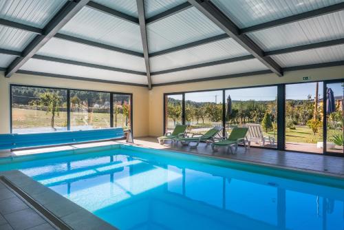 uma piscina interior com um tecto grande em Casas de Sequeiros em Sequeiros