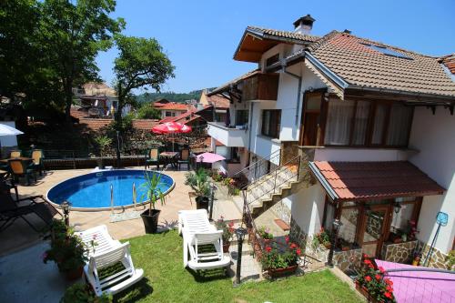 特里亞夫納的住宿－Guest House Unika，享有带游泳池的房子的景色