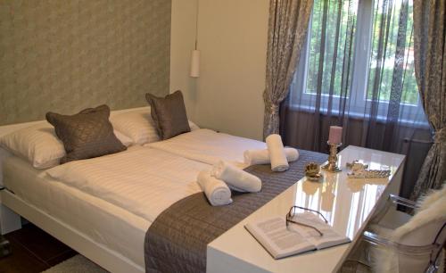 Una habitación de hotel con una cama con toallas. en Apartman Nia en Zadar