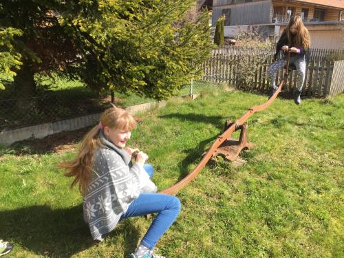 a little girl sitting on the grass with a kite at "Zur alten Schmiede", 70m2 Studio mit Kaminfeuer und Sauna in Fraubrunnen