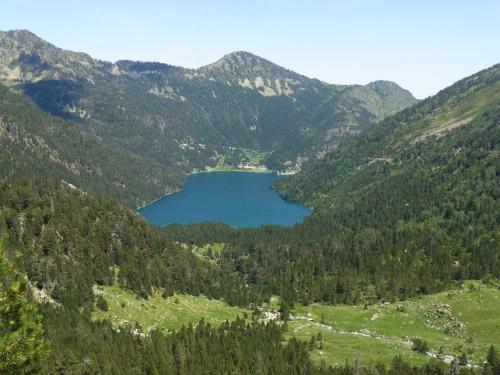 a view of a lake in the middle of a mountain at Résidence Azureva Piau Engaly in Aragnouet