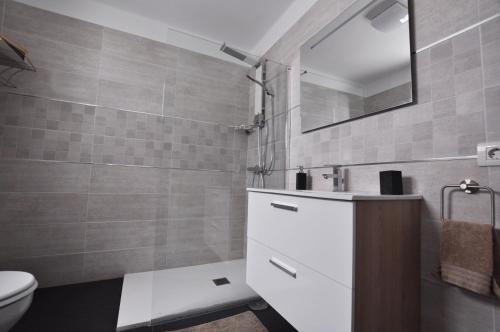 プエルト・デル・カルメンにあるApartment Paraiso III - Piscina - Wifiのバスルーム(トイレ、洗面台、鏡付)