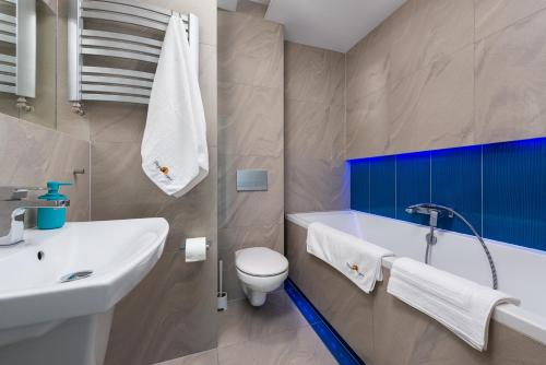 La salle de bains est pourvue de toilettes et d'un lavabo. dans l'établissement Przystań Rozewie, à Jastrzębia Góra