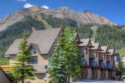 ビッグスカイにあるSaddle Ridge A5の山を背景にした家