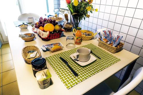 una tavola con frutta e cesti di cibo sopra di Casa Crema Bed & Breakfast a Torino