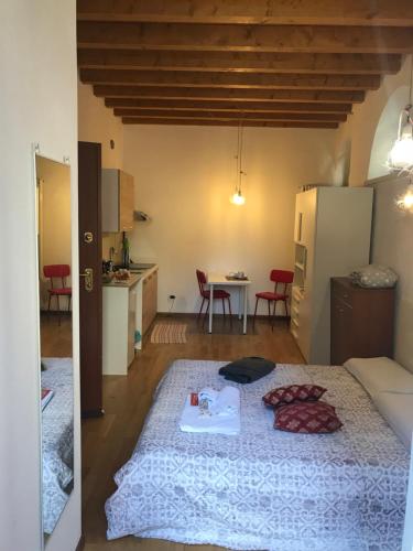 ベルガモにあるMyRoom Città Alta 1のベッド、キッチン、テーブルが備わる客室です。