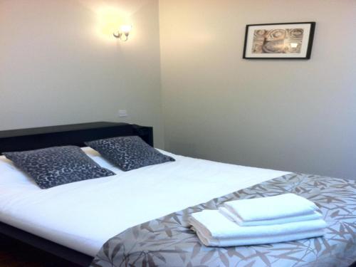A bed or beds in a room at Lyall Apartment Hotel 