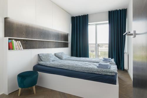 1 dormitorio con cama y ventana en Perfectely located stay with free parking, en Poznan