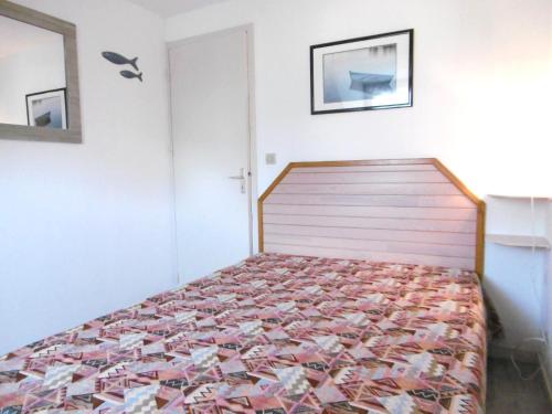 une chambre avec un lit avec une couette dessus dans l'établissement Maisonnette Yanna, à Sarzeau