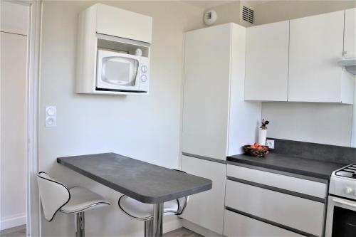 Photo de la galerie de l'établissement Maison 7 personnes avec grand jardin - proche plage - ARGANTEL, à Ploemeur