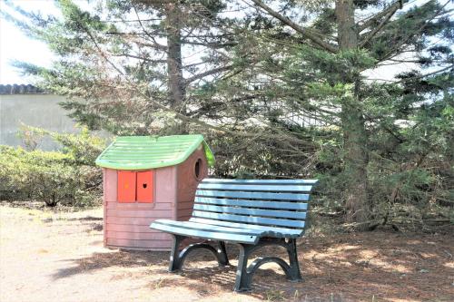 Photo de la galerie de l'établissement Maison 7 personnes avec grand jardin - proche plage - ARGANTEL, à Ploemeur