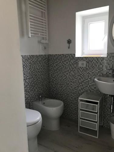 a bathroom with a toilet and a sink at Il Casalone in Impruneta
