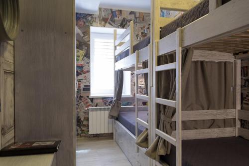 Двухъярусная кровать или двухъярусные кровати в номере Art house Hostel