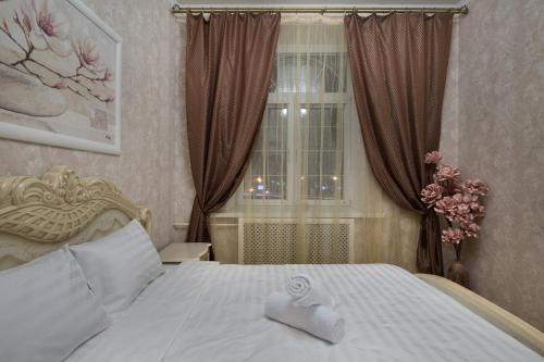 モスクワにあるFortNight 2 on Kievskaya- 2 roomsのベッドルーム1室(窓、白いベッド1台付)