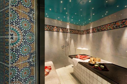 W łazience znajduje się wanna, umywalka i prysznic. w obiekcie St.George's Bay Country Club & Spa w Acharavi