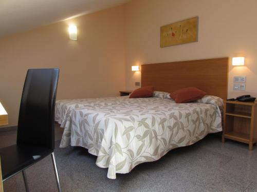 Habitación de hotel con cama y escritorio en Hotel Palacio de Asturias, en Oviedo