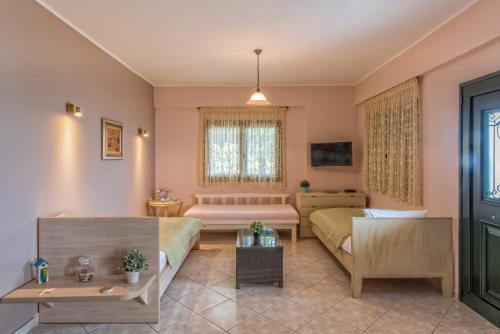 sypialnia z 2 łóżkami i kanapą w obiekcie Villa Giovanni w mieście Paralia Vrachou