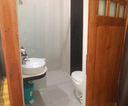 Vonios kambarys apgyvendinimo įstaigoje Oseda Nias Surf House