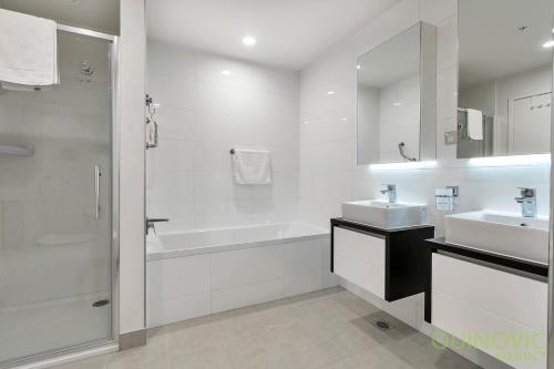 Ванная комната в Park Residences Private Two Bedroom apartment with city views - 784