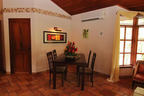 a dining room with a table and chairs at Villa del Sueño in Playa Hermosa