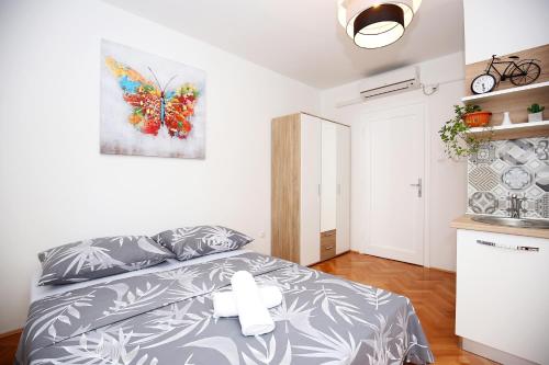 sypialnia z łóżkiem z motylem na ścianie w obiekcie Apartment Noah w mieście Zadar