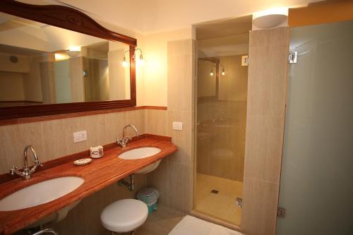 a bathroom with two sinks and a shower at Palazzo Iaquinto in Santa Maria di Castellabate