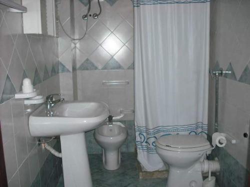 y baño con lavabo, aseo y ducha. en casa vacanze Sciaraba, en Mazara del Vallo