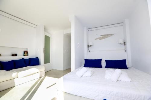 a white room with a bed and a couch at Villa Ilias in Firostefani