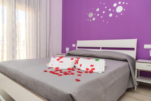 ein Schlafzimmer mit einem Bett mit Herz drauf in der Unterkunft Appartamento Le Tre Rose in Trapani