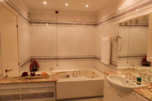 uma casa de banho com uma banheira e um lavatório em Villa Montotto em Monterubbiano