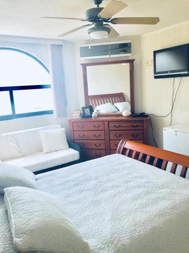 1 dormitorio con 1 cama y vestidor en Habitación Teques en Tequesquitengo