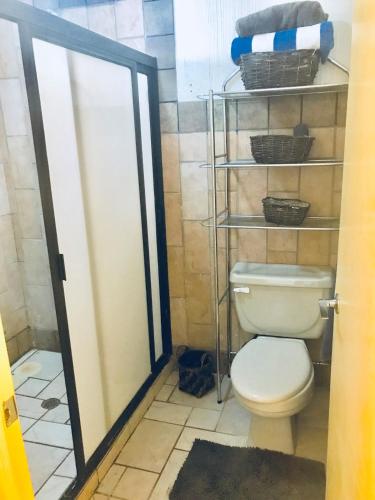 een badkamer met een toilet en een handdoekenrek bij Habitación Teques in Tequesquitengo
