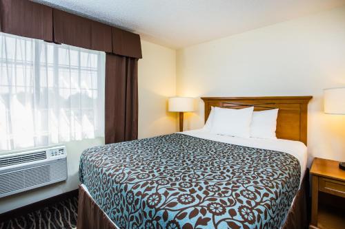 Ein Bett oder Betten in einem Zimmer der Unterkunft Days Inn by Wyndham Yakima