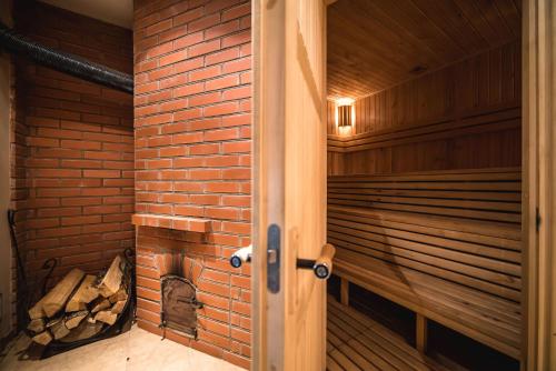 uma sauna vazia com uma parede de tijolos em Lakeside holiday house "Beavers" Bebruciems em Leitāni