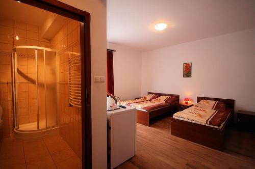 カルビアにあるSunsetのベッド2台、ウォークインシャワーが備わる客室です。
