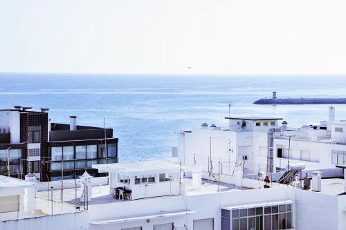 クアルテイラにあるApartamento T1, 50 metros da praiaの建物の最上階から海の景色を望めます。