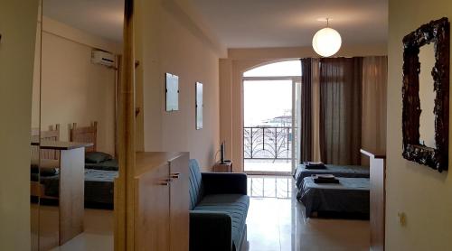 Postel nebo postele na pokoji v ubytování Sunset Kvariati Sea Home