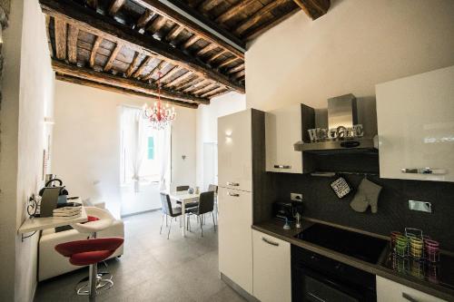 una cucina con bancone e una sala da pranzo di La casa di Gio' 295 Apartments a La Spezia